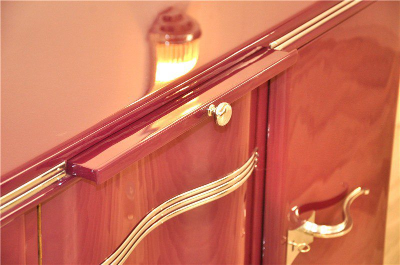 Außergewöhnliches fliederfarbenes Art Deco Sideboard