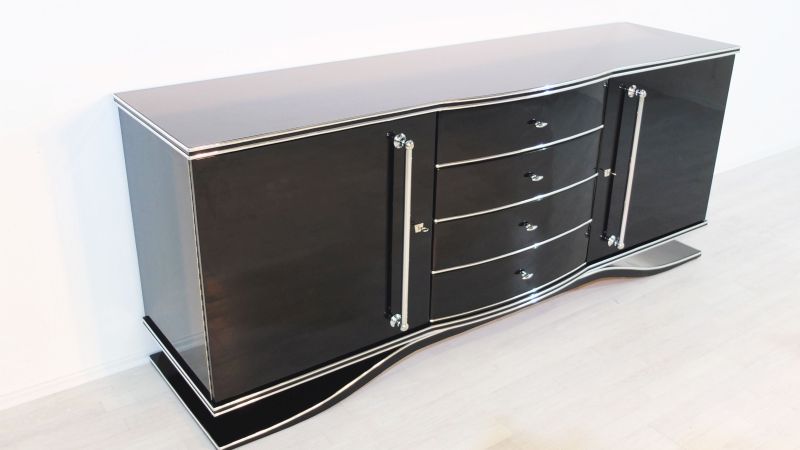 Großes Sideboard im Art-Deco-Stil mit großen Chromgriffen