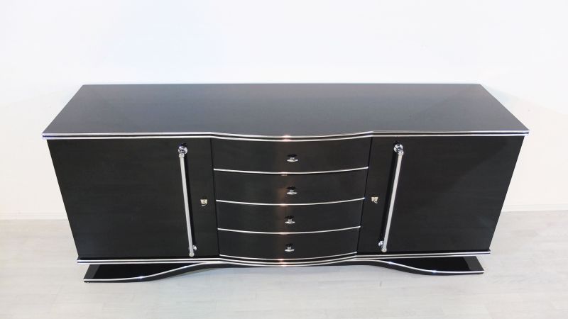 Großes Sideboard im Art-Deco-Stil mit großen Chromgriffen