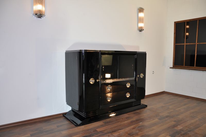 Art Deco Klavierlack Sideboard mit einer tollen Form
