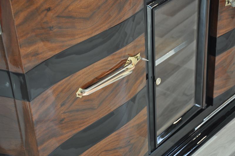 Ungewöhnliches Art-déco-Sideboard mit Vitrinenfach
