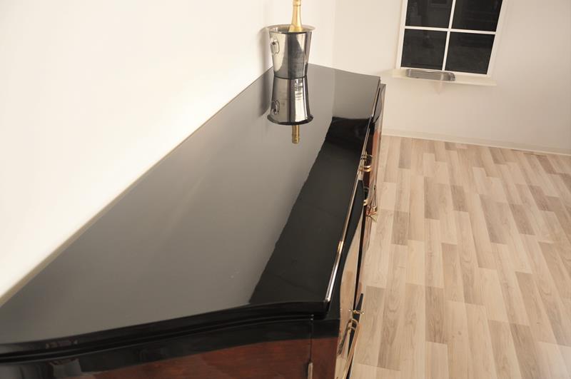 Ungewöhnliches Art-déco-Sideboard mit Vitrinenfach