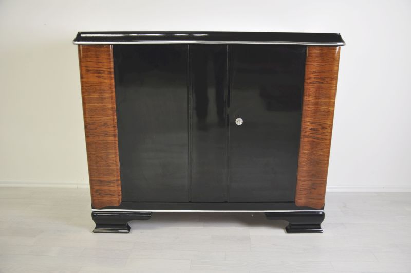 Kommode im Art-Deco-Stil mit Nussbaumholzverzierungen