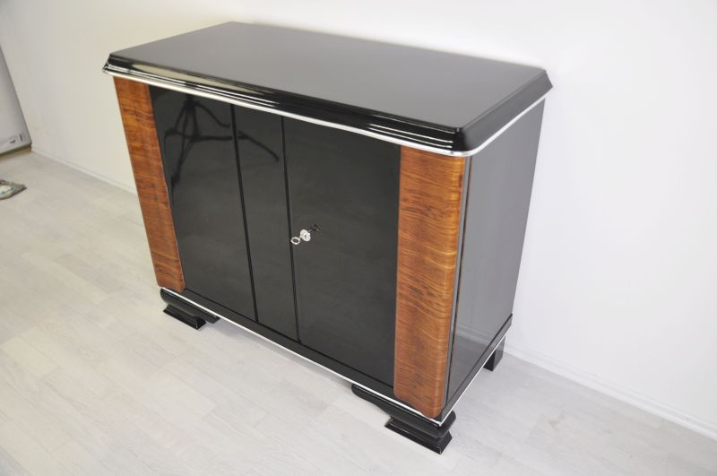 Kommode im Art-Deco-Stil mit Nussbaumholzverzierungen