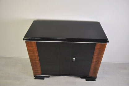 Kommode im Art-Deco-Stil mit Nussbaumholzverzierungen