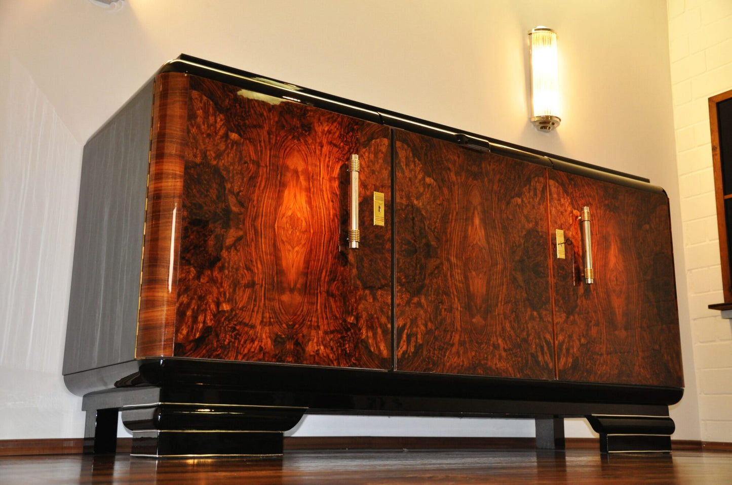 Original 1920er Art Deco Sideboard Wurzelholz mit Messinggriffen