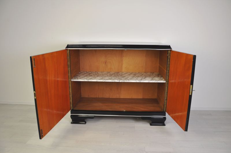 Art Deco Kommode mit Verzierungen aus Nussbaumholz