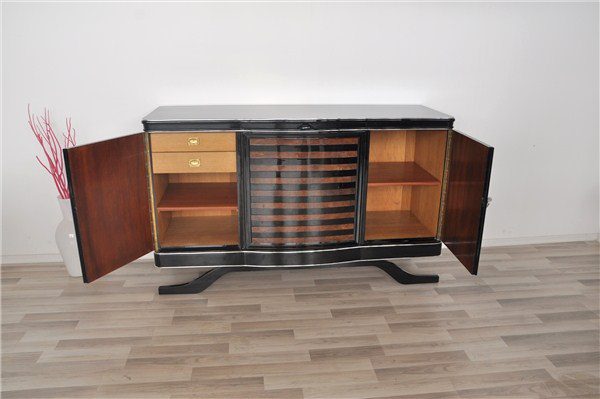 Art-Deco-Sideboard mit gemasertem Walnussfurnier