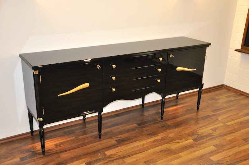Französische Art-Deco-Kommode mit geschwungenen Beinen