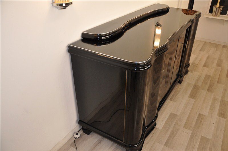 Beleuchtetes Art Deco Sideboard mit geschwungenen Türen
