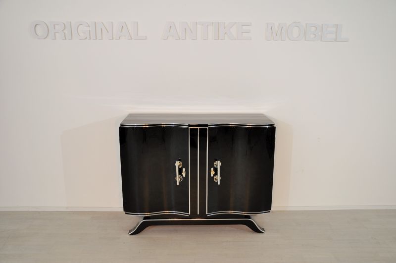Art-Deco-Hochglanz-Kommode mit großen Chromgriffen