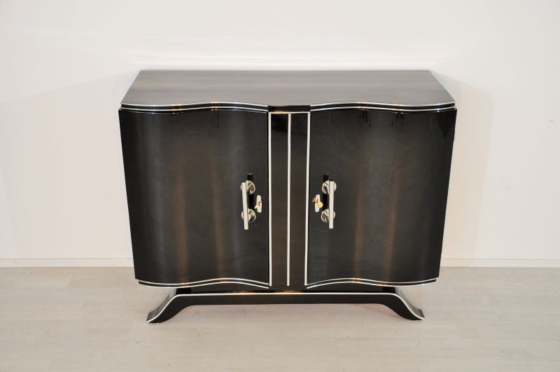 Art Deco Hochglanz-Kommode mit großen Chromgriffen