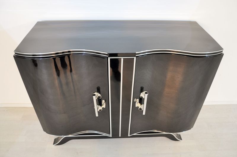 Art Deco Hochglanz-Kommode mit großen Chromgriffen