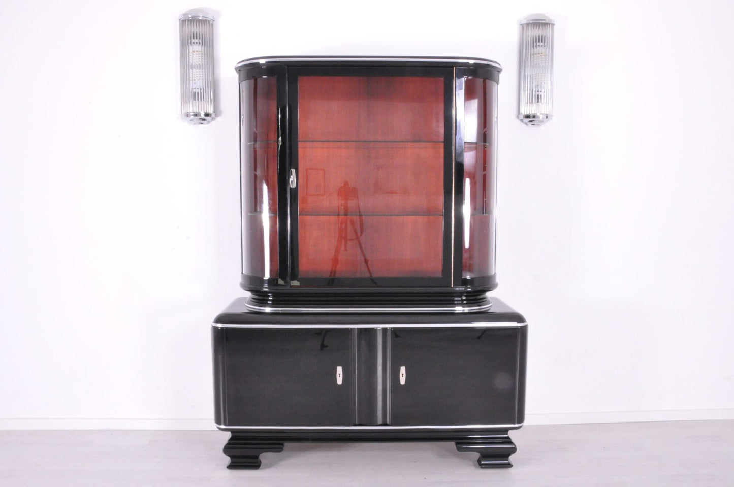 Klassische Klavierlack-Art-Deco-Vitrine