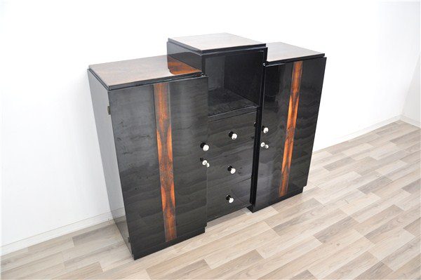 Klavierlackierte Art-déco-Kommode mit Walnussdetails