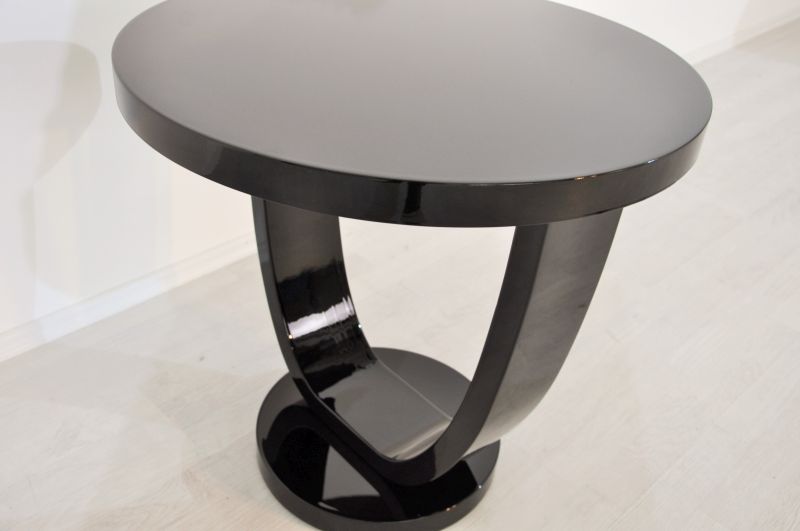 Zweibeiniger, hochglänzender Beistelltisch aus der Art-Deco-Ära