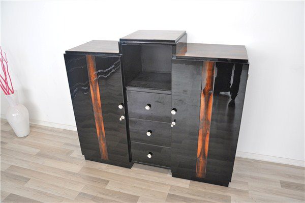Klavierlackierte Art-déco-Kommode mit Walnussdetails