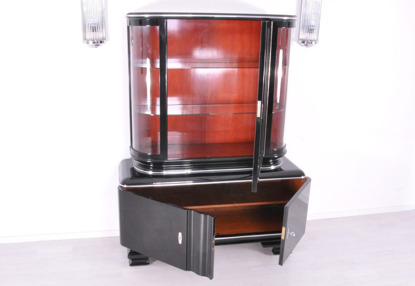 Klassische Klavierlack-Art-Deco-Vitrine