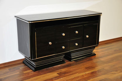Schlichte Kommode im Art-Deco-Stil