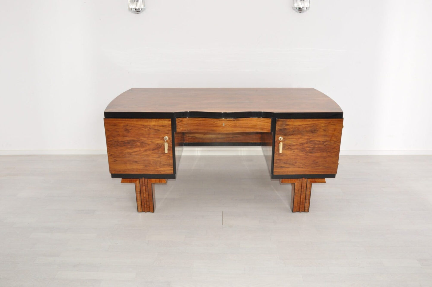 1920er Art Deco Nussbaum Schreibtisch