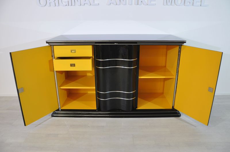 Art-déco-Sideboard mit leuchtend gelber Innenausstattung