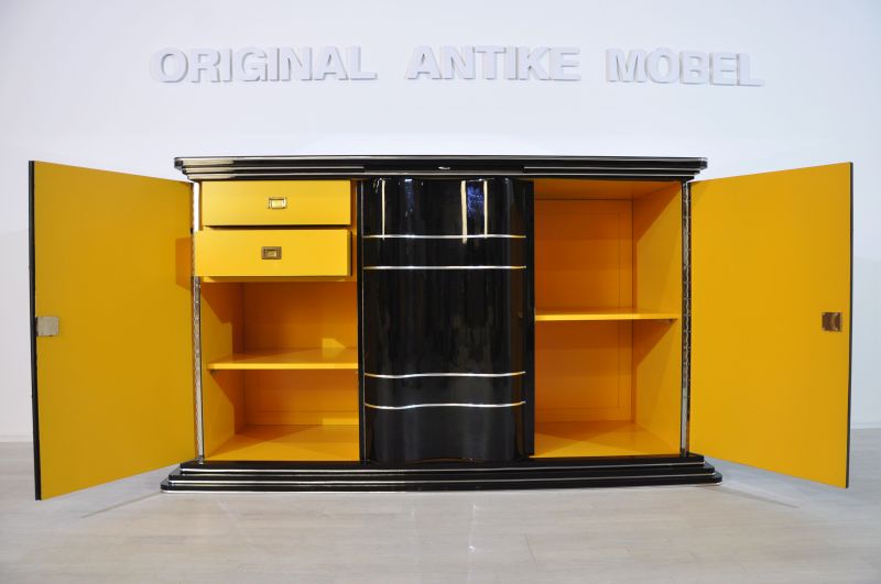Art-déco-Sideboard mit leuchtend gelber Innenausstattung