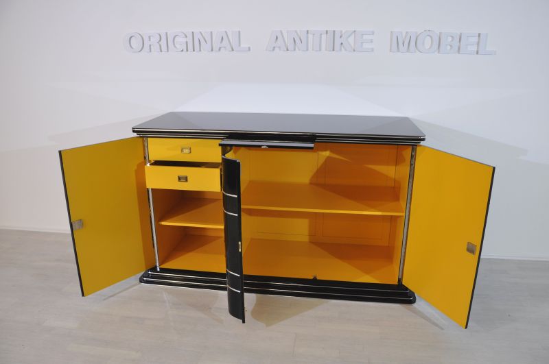 Art-déco-Sideboard mit leuchtend gelber Innenausstattung