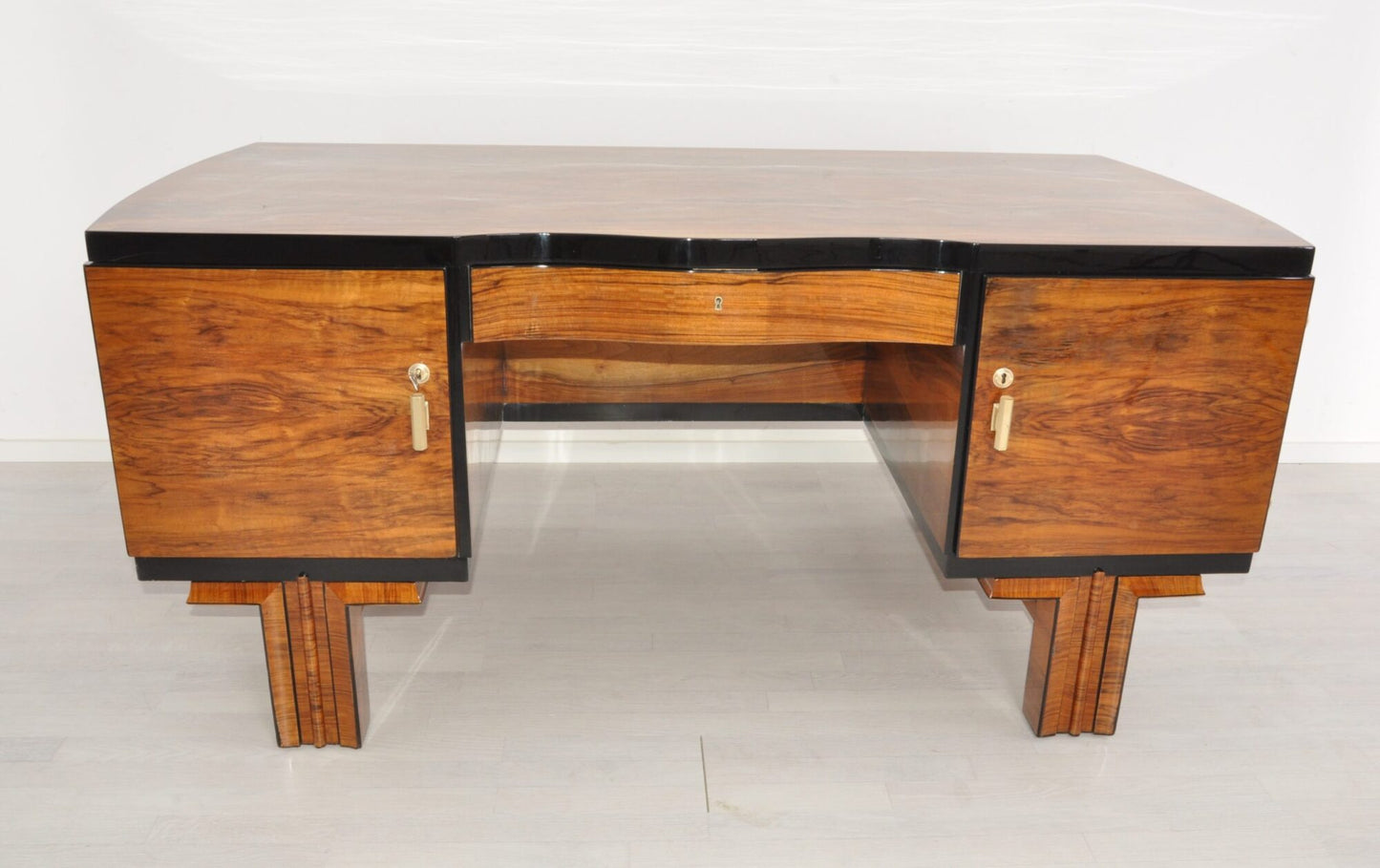 1920er Art Deco Nussbaum Schreibtisch