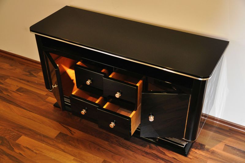 Schlichte Kommode im Art-Deco-Stil