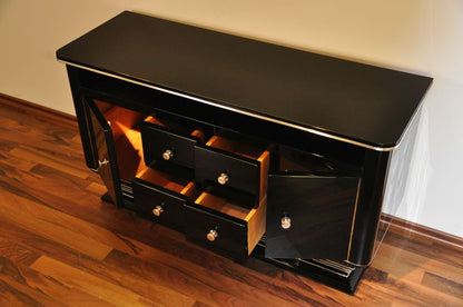 Schlichte Kommode im Art-Deco-Stil