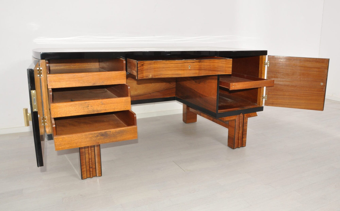 1920er Art Deco Nussbaum Schreibtisch