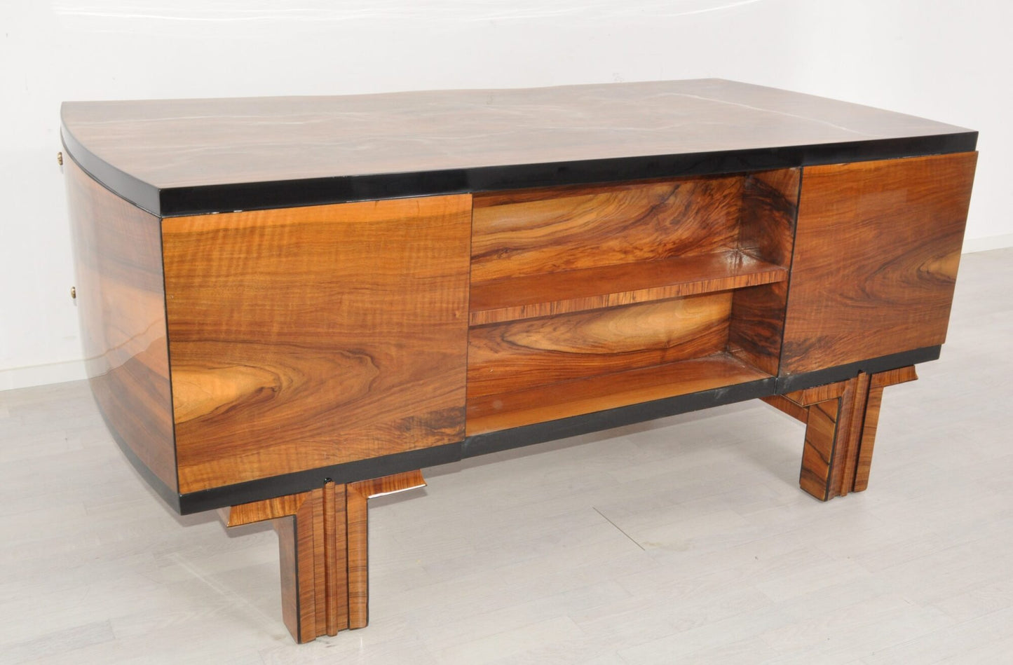 1920er Art Deco Nussbaum Schreibtisch