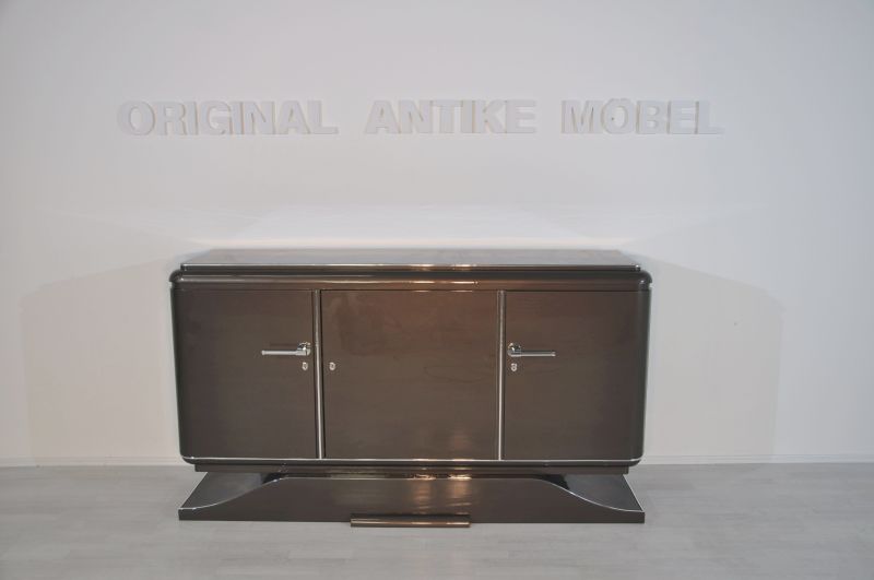 XXL Sideboard mit einer außergewöhnlichen Lackierung