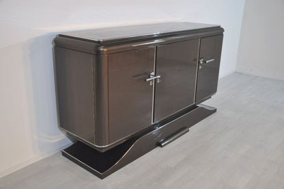 XXL Sideboard mit einer außergewöhnlichen Lackierung