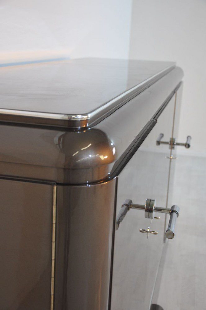XXL Sideboard mit einer außergewöhnlichen Lackierung
