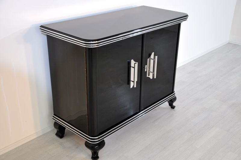 Kleine Art Deco Kommode mit großen Chromgriffen