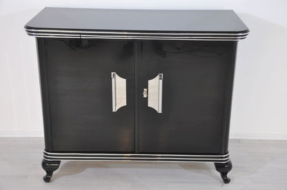 Kleine Art-Deco-Kommode mit großen Chromgriffen