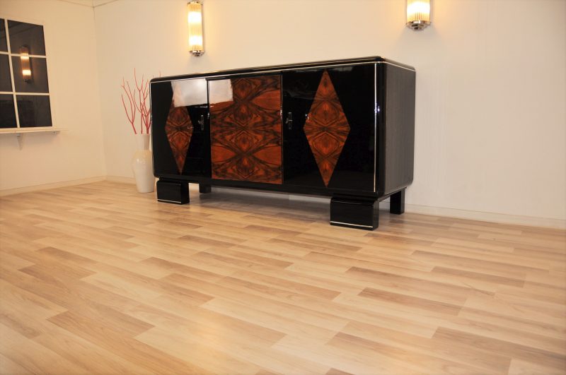 Klassisches Art-Deco-Buffet mit Schachbrettfurnier