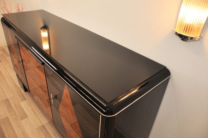 Klassisches Art-Deco-Buffet mit Schachbrettfurnier