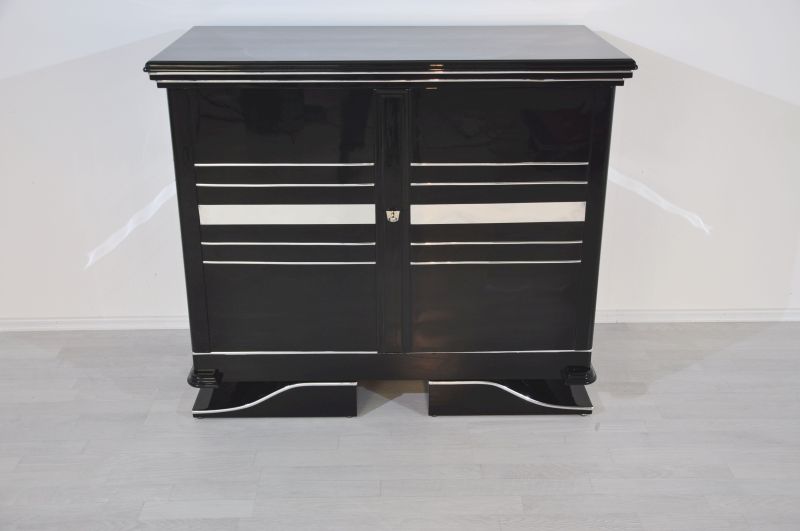 Art-déco-Kommode mit Chromdetails