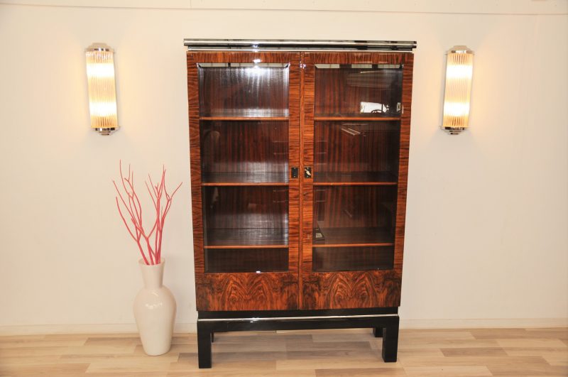 Walnussvitrine aus dem Art Deco