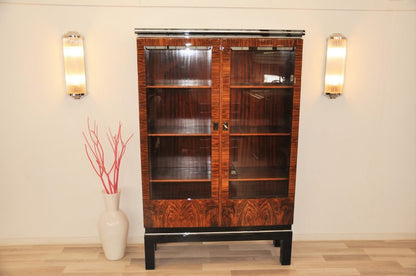 Walnussvitrine aus dem Art Deco