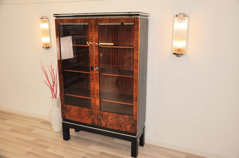 Walnussvitrine aus dem Art Deco