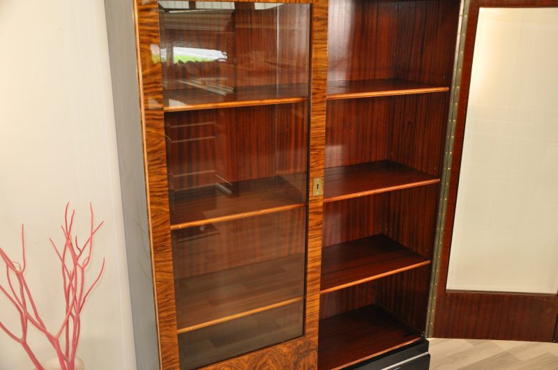 Walnussvitrine aus dem Art Deco