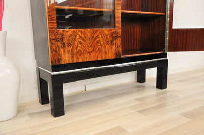 Walnussvitrine aus dem Art Deco