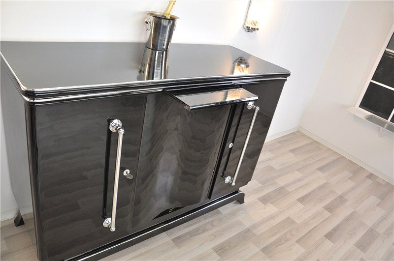 Großes Art-Deco-Highboard mit Chromgriffen