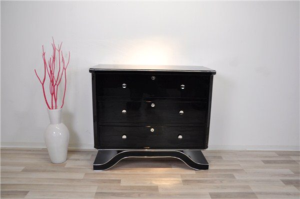 Art Deco Kommode mit geschwungenem Fuss in Hochglanz-Schwarz