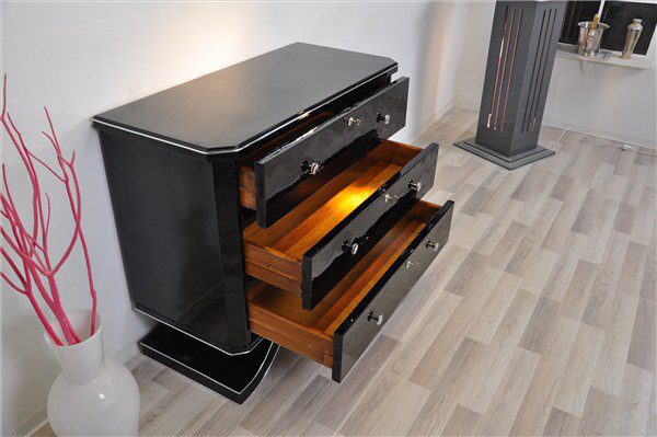 Art Deco Kommode mit geschwungenem Fuss in Hochglanz-Schwarz