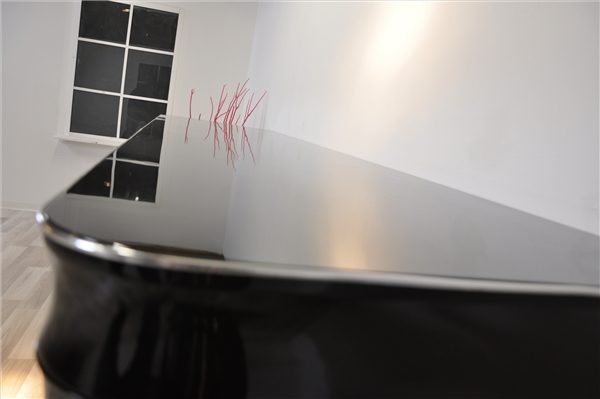 Schlichtes XXL Sideboard und Chromliner