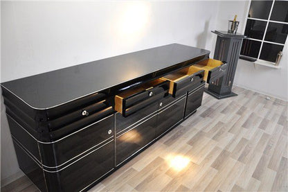 Schlichtes XXL Sideboard und Chromliner